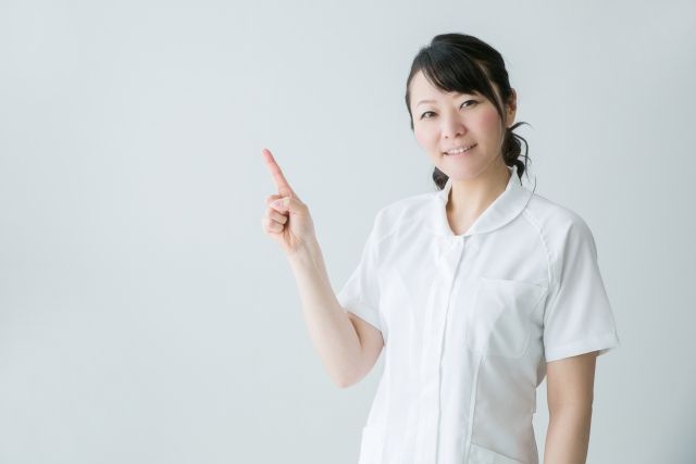 人差し指を立てている女性