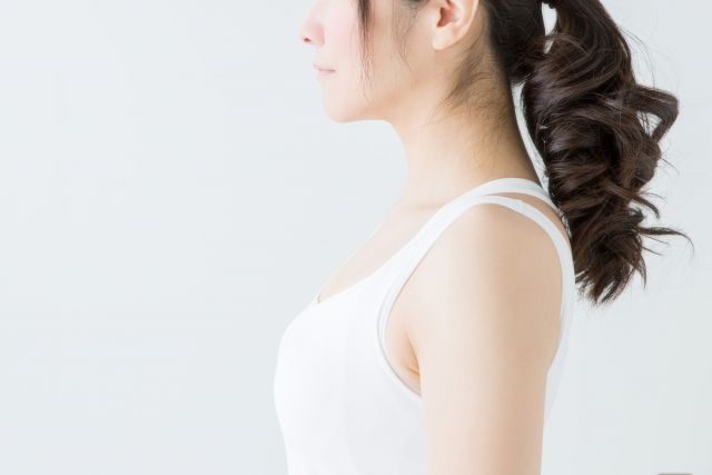 女性の横姿