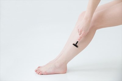 肌に負担をかける「間違ったムダ毛処理」ってどんな方法?